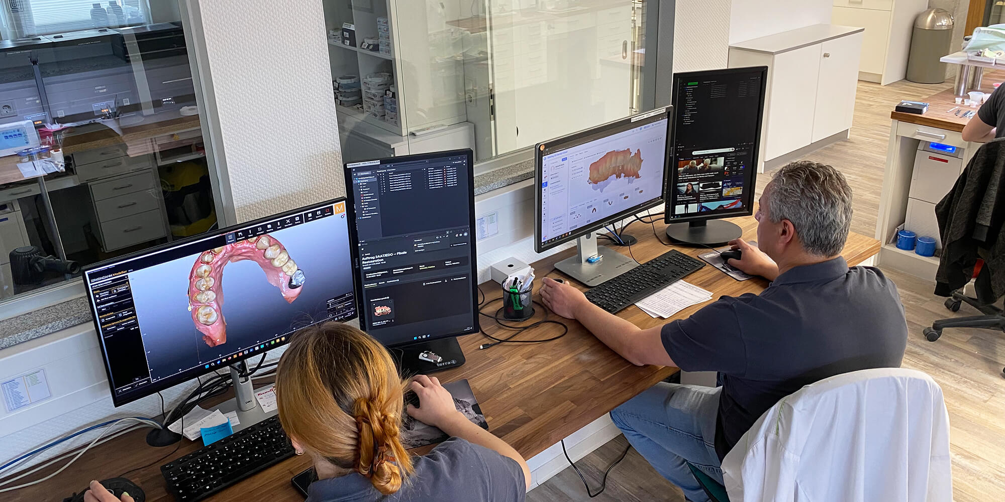 Digitale Zahntechnik mit CAD-Software und 3D-Zahnmodellen auf mehreren Monitoren