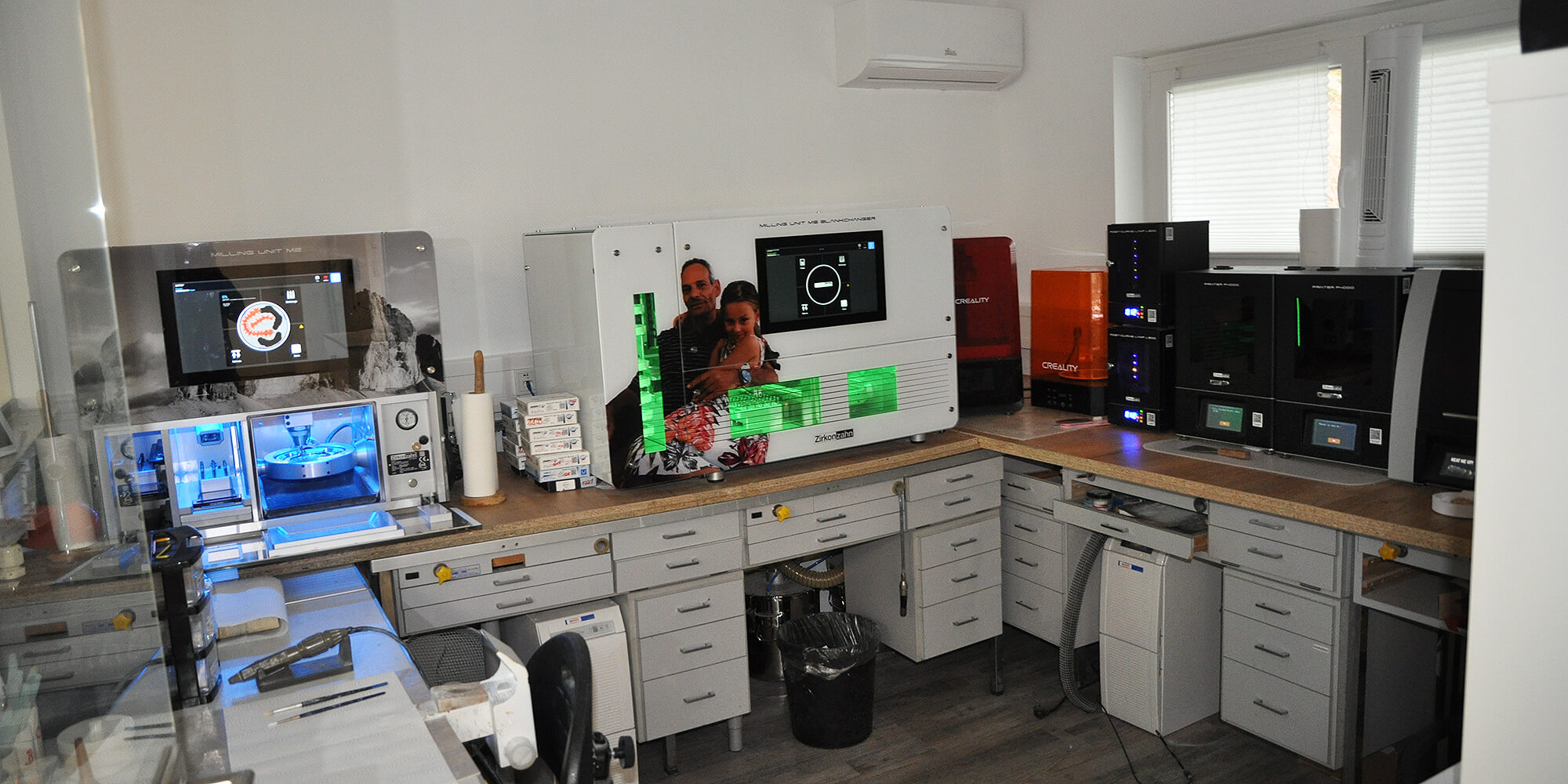 Maschinenraum im Dentallabor mit Dentalfräsmaschinen, 3D-Druckern und Nachbearbeitungsgeräten